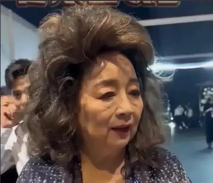 徐小凤今年76岁了，没有染发，没有医美，自然老去保留了时光的痕迹。容颜会随着时光