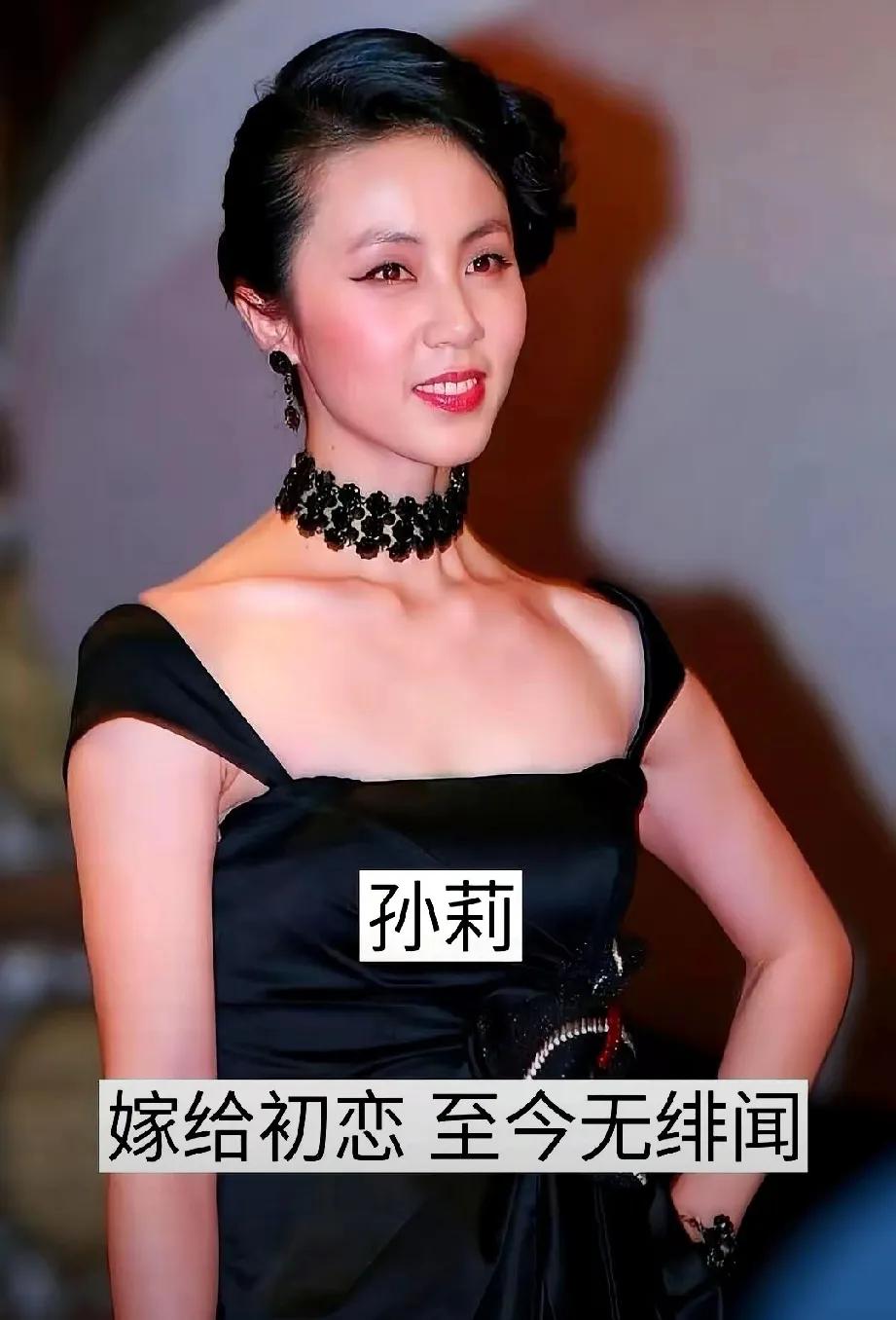 内娱绯闻一年能冒出500多起，可有些女星就像“绝缘体”！韩雪立下“三不原则”，不
