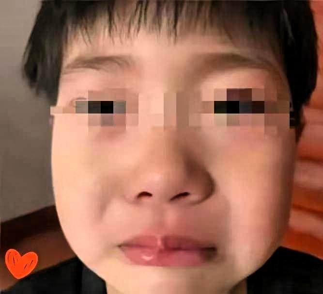 谁能想到，一个9岁小男孩来到了当地民政局，工作人员问：“小朋友你来干嘛呀？”男孩