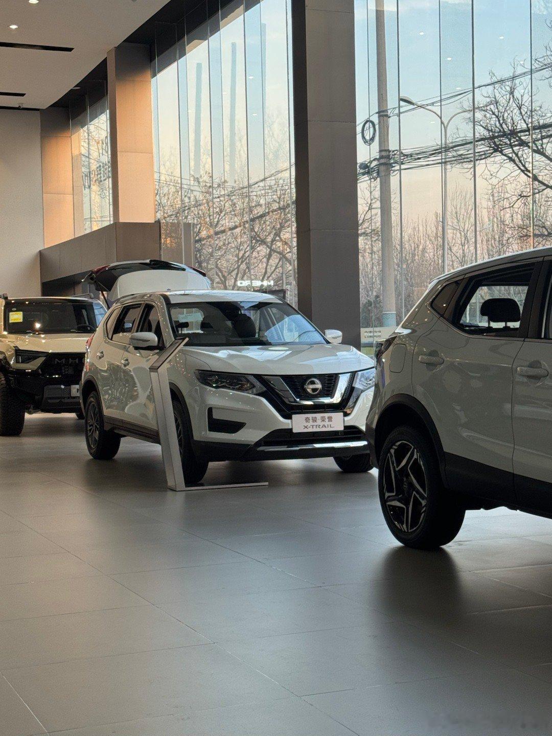 昨天去日产，看见了这个老奇骏，我以为自己看错了，问销售这是二手车吗？答：新车，2