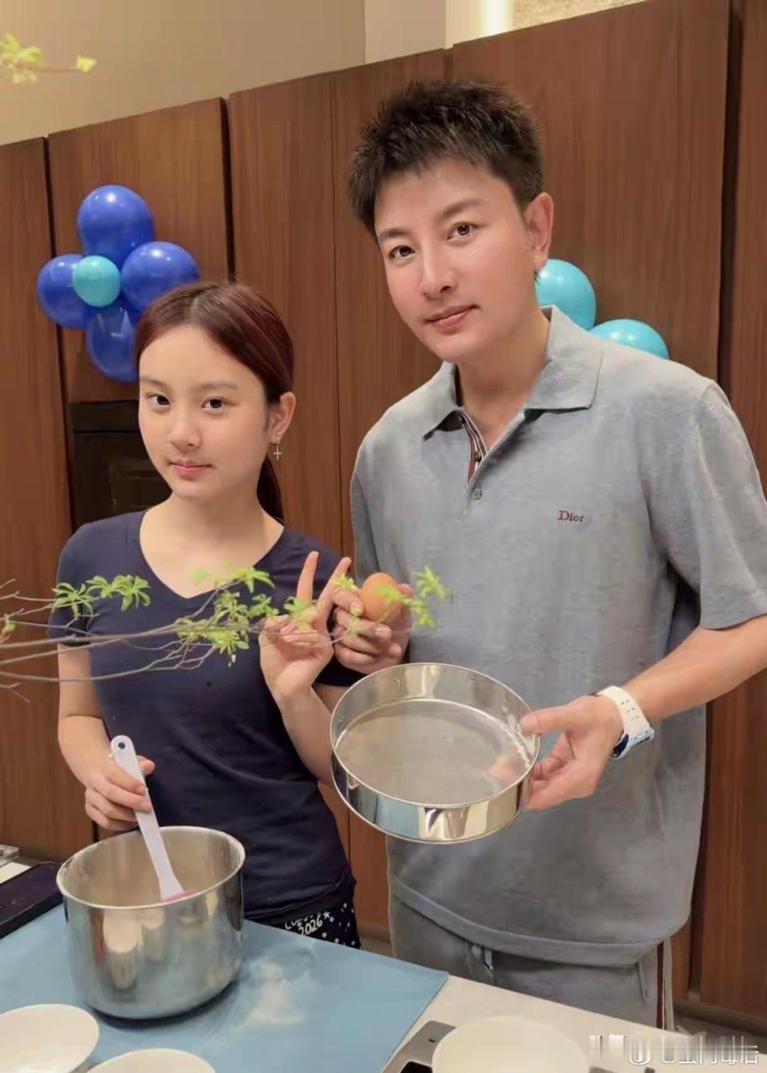 贾乃亮和女儿在饭馆吃饭，不得不说长得真的像爸爸