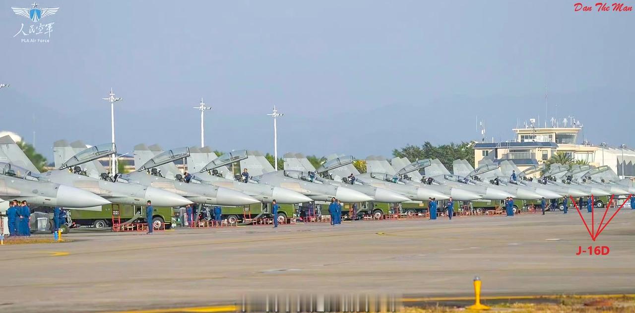 空军某旅的重型双发战斗机，场站上一共停放了16架歼十六战斗机，其中四架是奢侈的歼