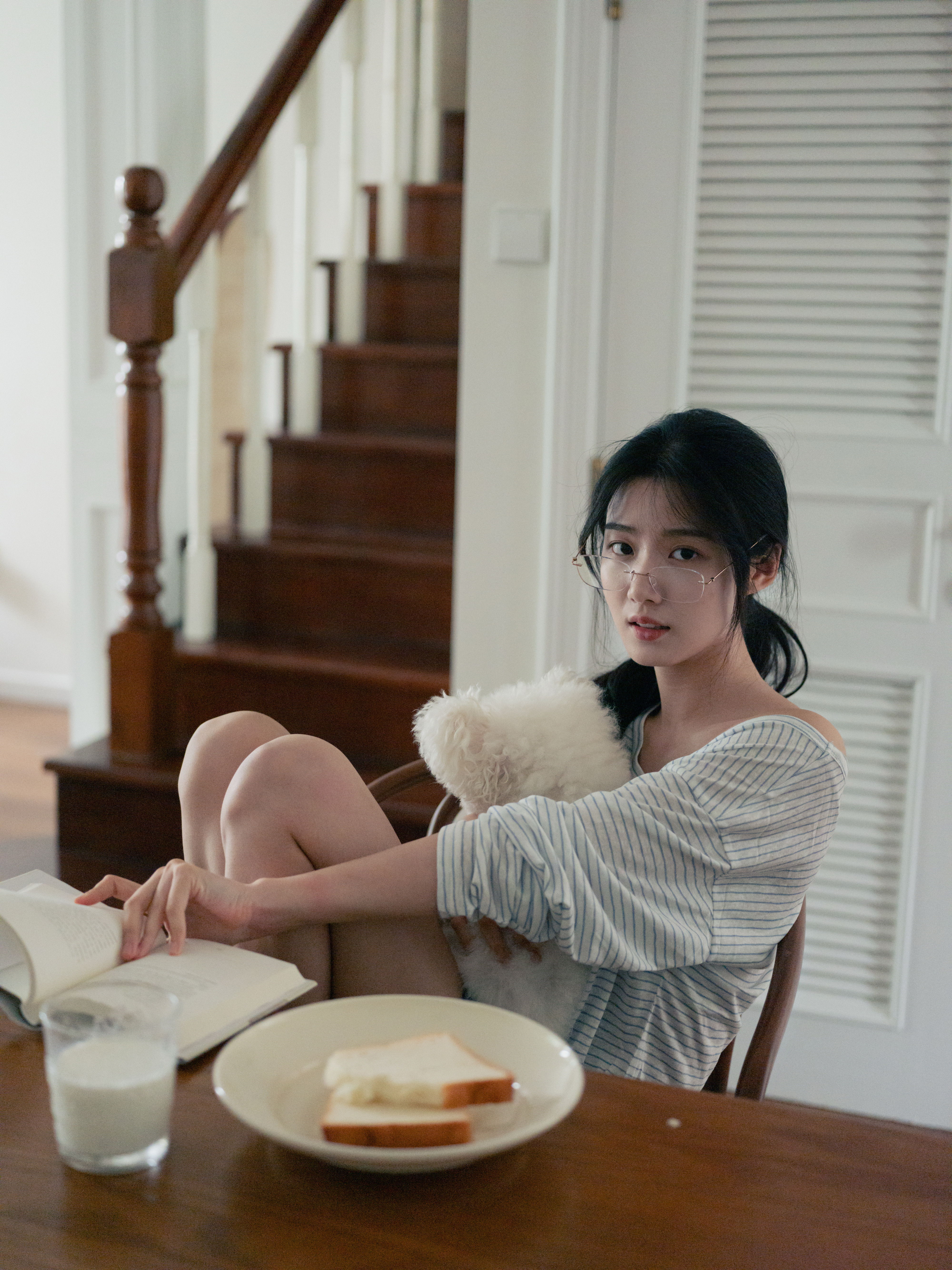 卢昱晓居家少女风写真来啦！随意扎起的马尾，抱着狗狗一起看书阅读，享受美食，是专属