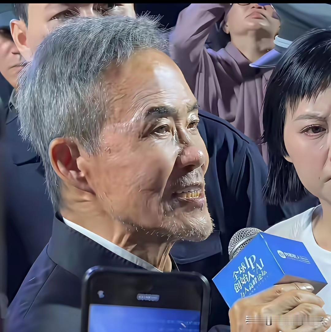 王石这状态，越看越有夫妻相！刷到王石这张照片，头发花白、满脸风霜，明明身家