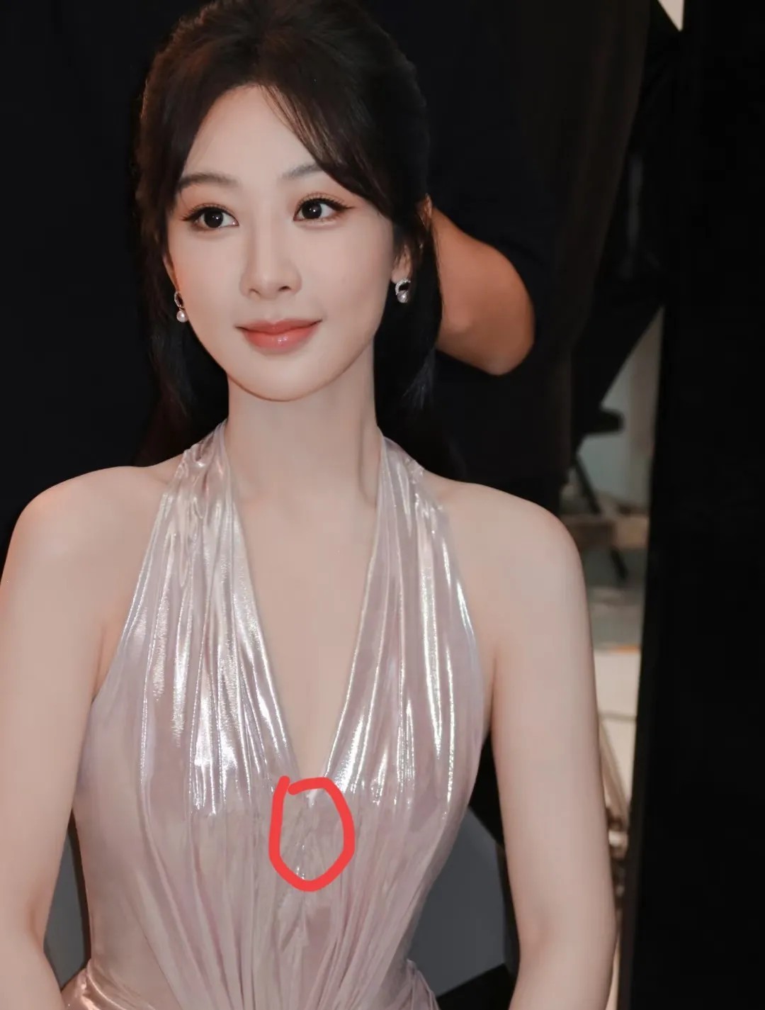 总感觉杨紫很不对劲你说她都是顶流了穿着大尺寸、耍大牌、无视粉丝，这些表现在她