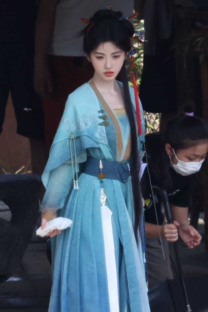 鞠婧祎新造型美晕了蓝色加浅杏色的搭配也太绝了吧！鞠婧祎眉眼间的温婉灵动完全就是