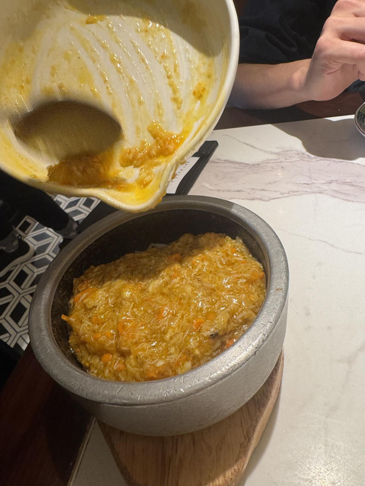 魔都上海来吃一个米其林一星人和馆，这个上海版红烧肉真的好吃，非常酥烂，完全入味儿