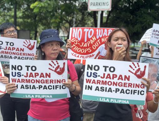5月26日，日本驻菲律宾大使馆外爆发揪心一幕：一群菲律宾民众高举离世“祖母”的遗