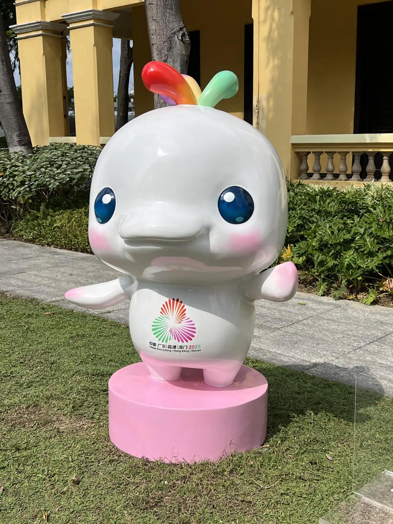 “大湾鸡”作为全运会的吉祥物，迅速成为网络热议的顶流，展现了广东乃至大湾区的文化