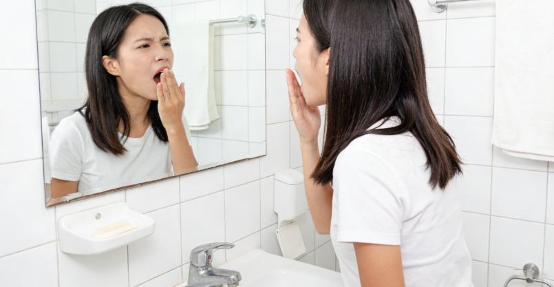 早起嗓子痒还鼻塞，别急着乱处理，或和风寒犯肺有关“早起嗓子痒就是上火”“