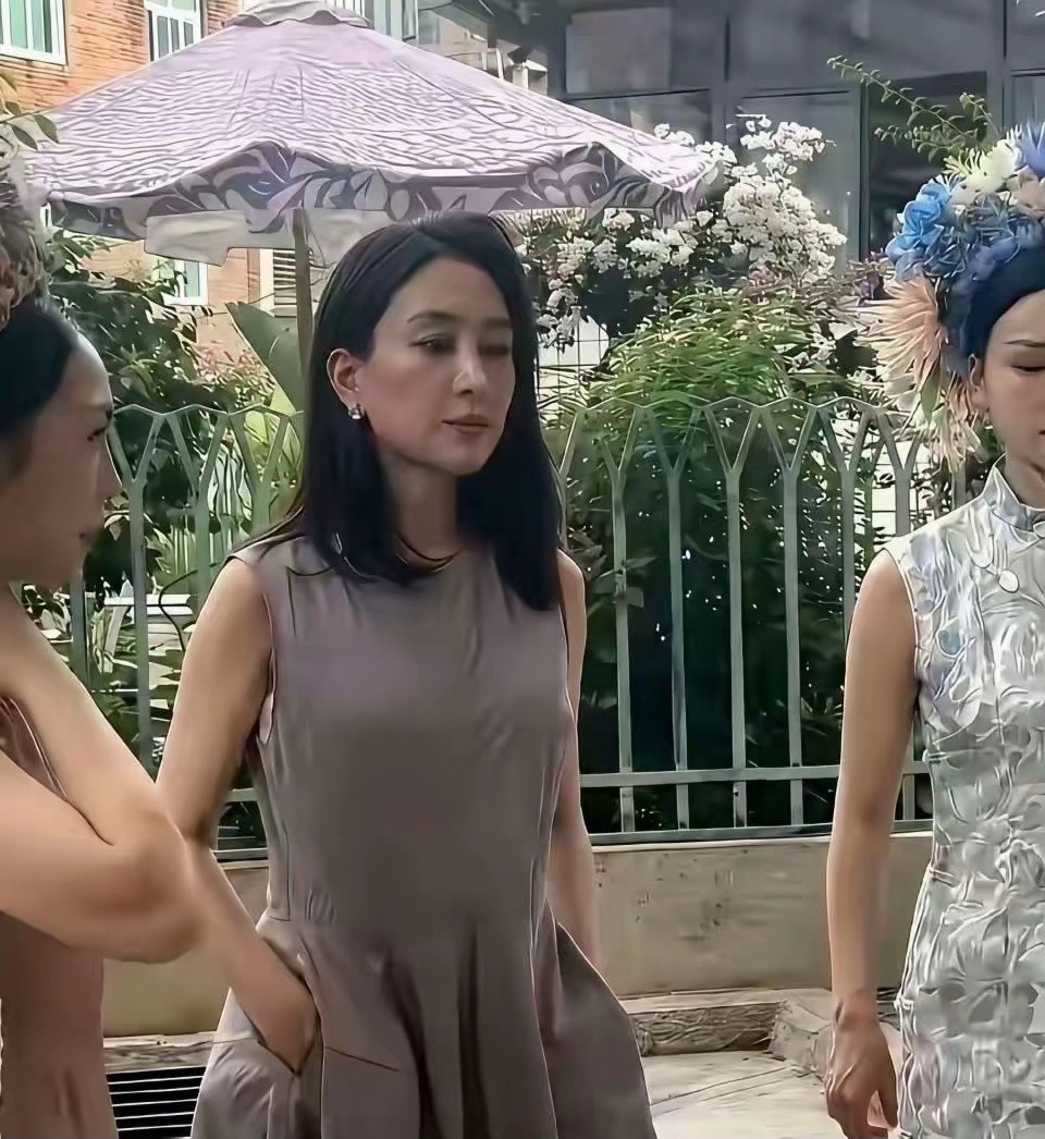 看得出来她已经不耐烦了，还要凑上去合照吗？