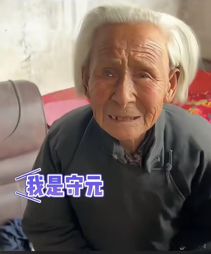 泪目了！山东，一位90岁的老太太独居在村里，她天天盼着孩子回来看自己，但事实是，