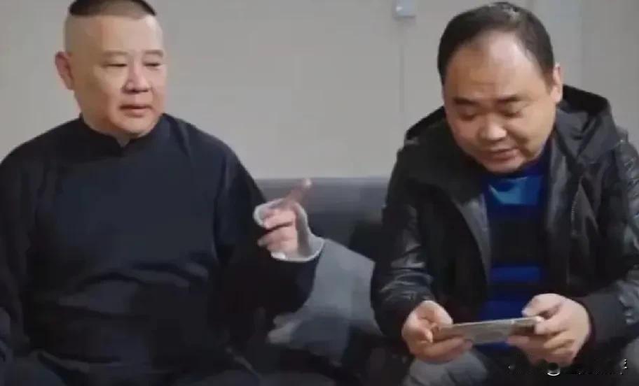 郭德纲在台上经常砸挂的除了于谦外，还有侯震：说侯爷特别懒，说如果有一天自己身