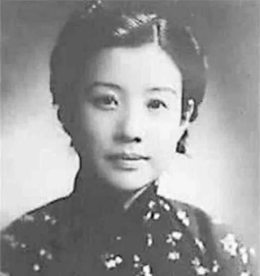 1917年，青帮老大黄金荣向结发妻子林桂生提出离婚，因为他迷恋上了戏子露兰春。露