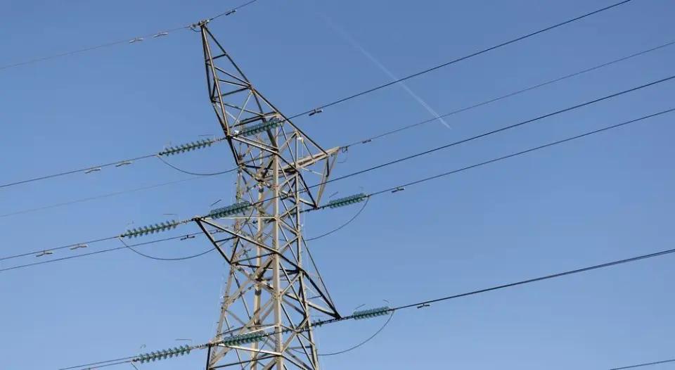 冤不冤？2024年12月，安徽淮北，一男子在钓鱼时，将垂钓地点选在了高压线下方，