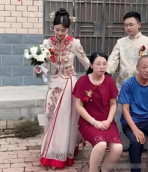 这婚结的，唯一高兴的只有新娘