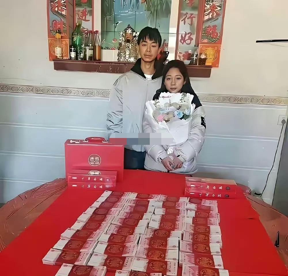 两张订婚照，照出两种人生的天差地别左边这张，男孩一脸木讷局促，活像被硬拽来完