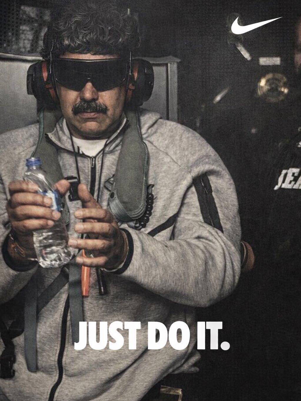 马杜罗被抓后换上的是耐克卫衣套装，网上价格500多一套。马杜罗身材高大，看起