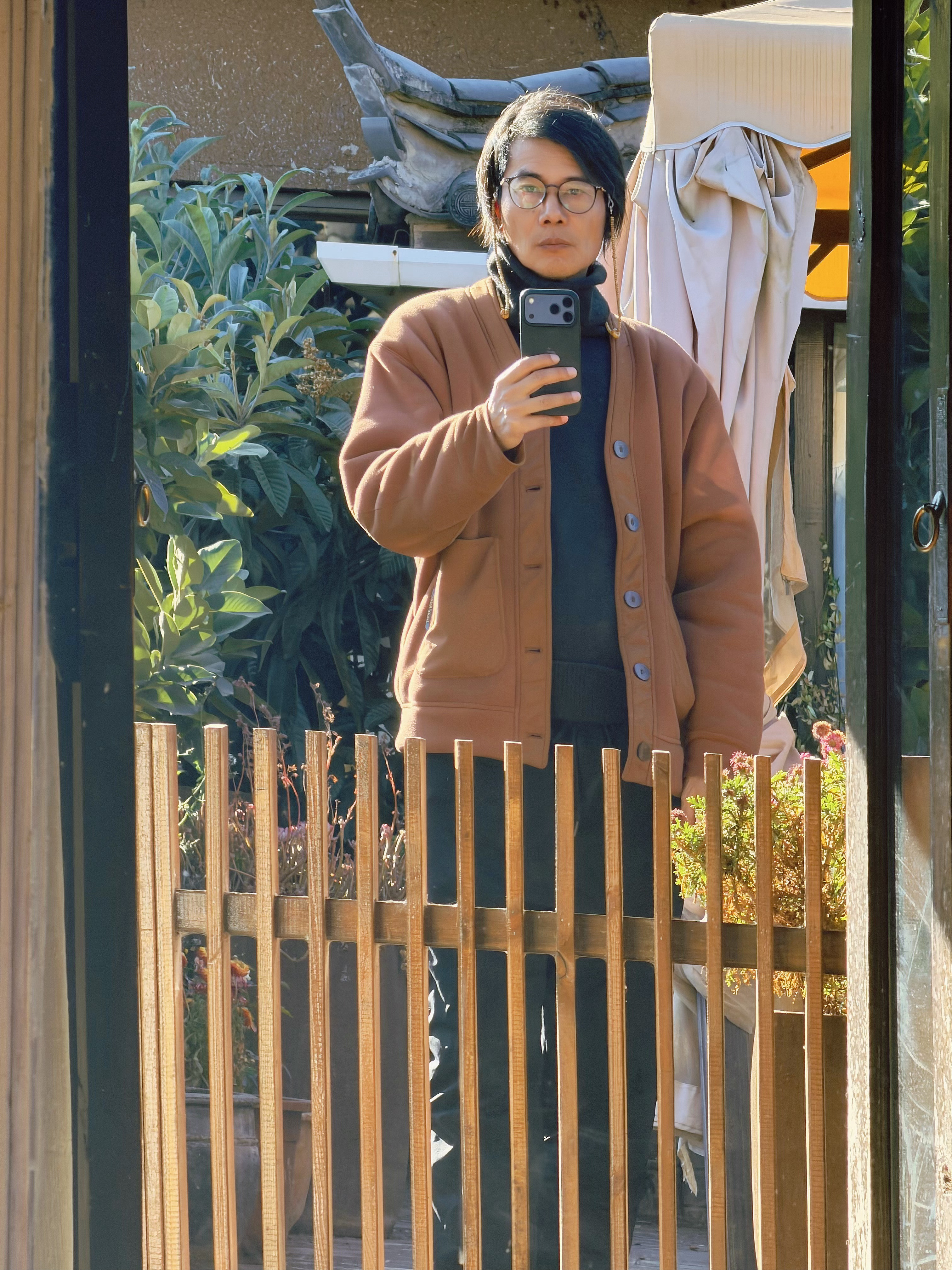 跑完步，洗完澡，在院子里晒太阳，满身的喜悦。自拍了一张，逆生长，发现自己还是几十