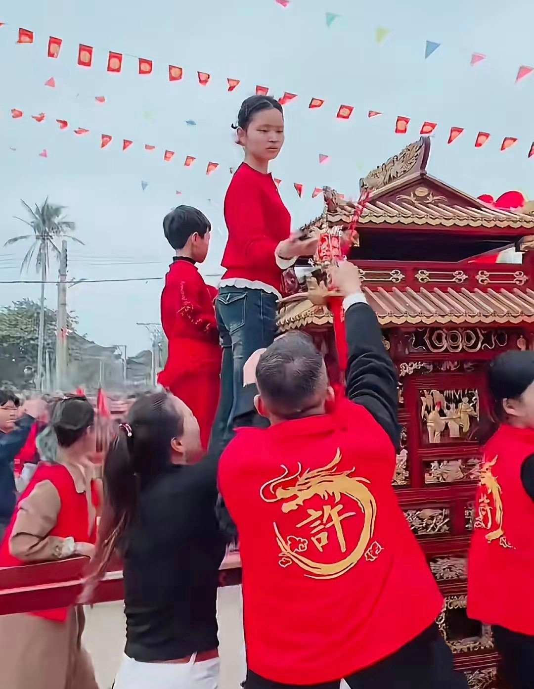 妈祖事件红腰带一根红腰带，带火一场民俗舆论战。红衣红腰带的孩子，被脑补成资本换