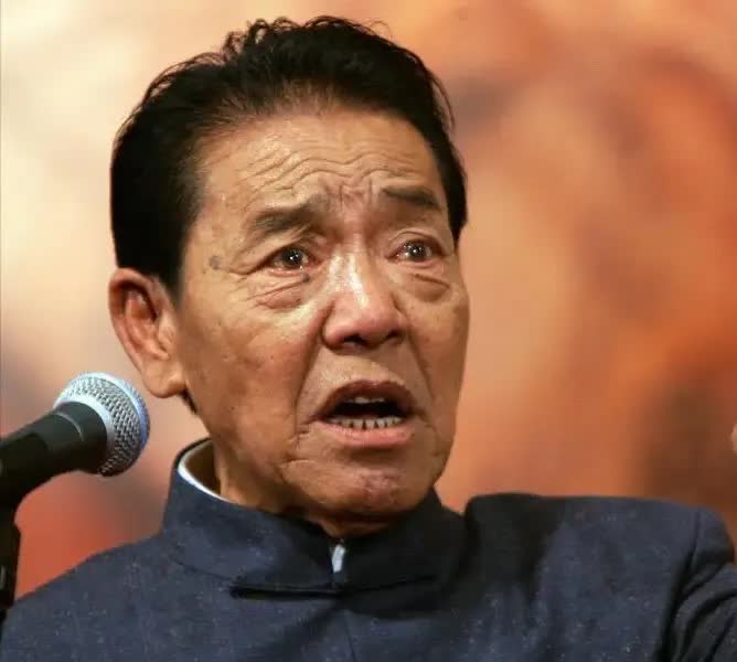 老一辈艺术家真不容易。单田芳先生说，以前说书的，没文化，一部书能说三年。每天