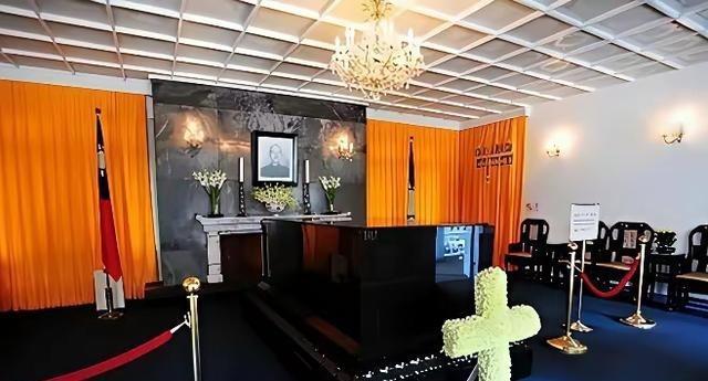 1975年4月5日，88岁的蒋介石因心脏病在台北离世。遗体处理时，考虑到家乡奉化