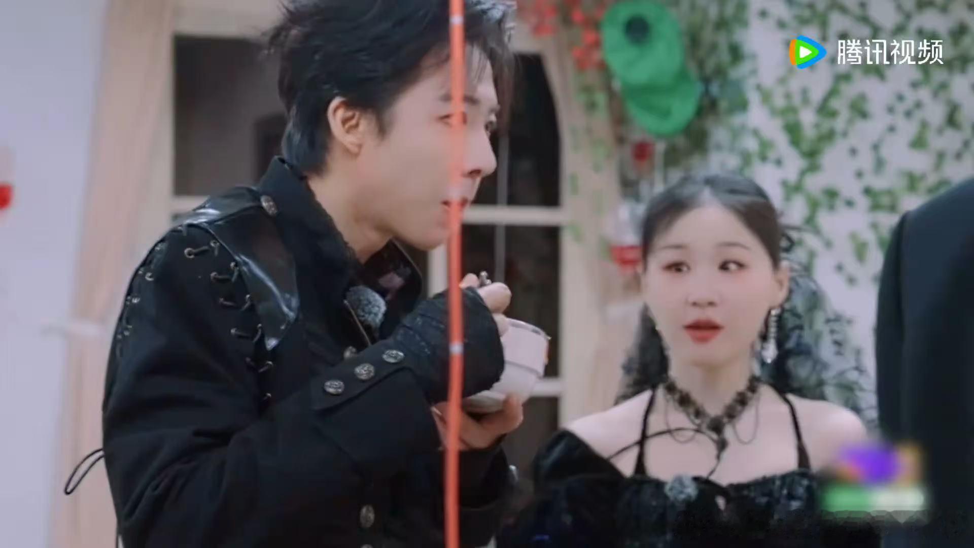 章若楠金靖看到刘宇宁张凌赫吃面的反应刘宇宁张凌赫把道具吃了开始推理吧综艺中这种