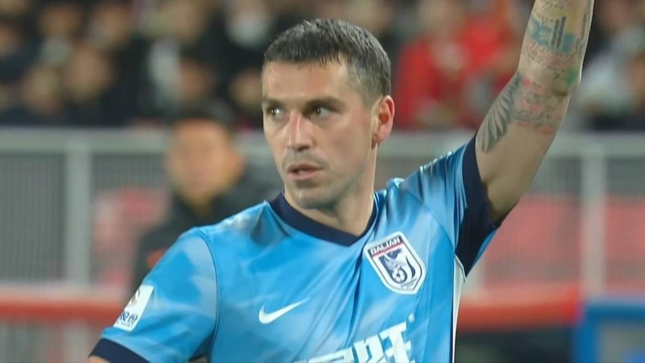 中超一场1-0，四万人见证，第85分钟绝杀升班马！大连英博1-0铁人，豪取五连