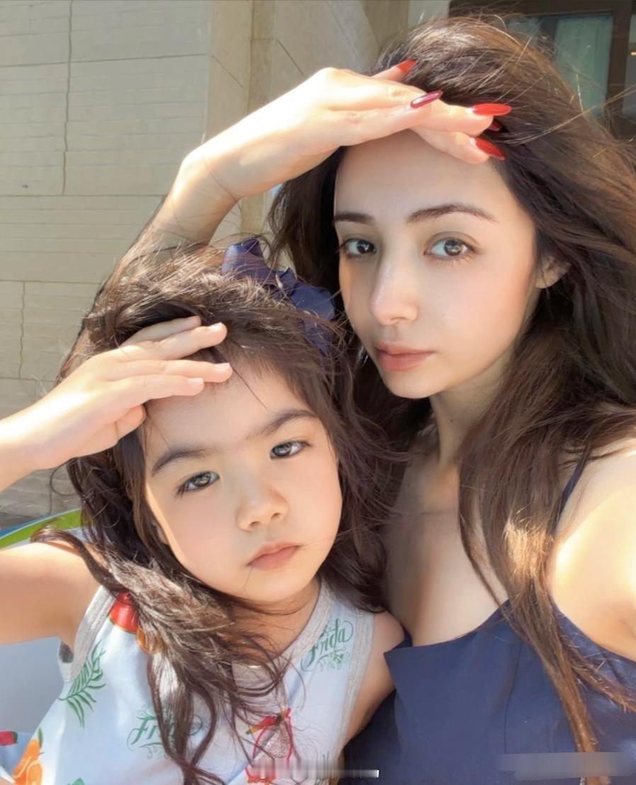 麦迪娜是否幸福暂且不论，但能确定她婆婆十分欣赏她，眉眼间难以遮掩。婆婆谈吐举止大
