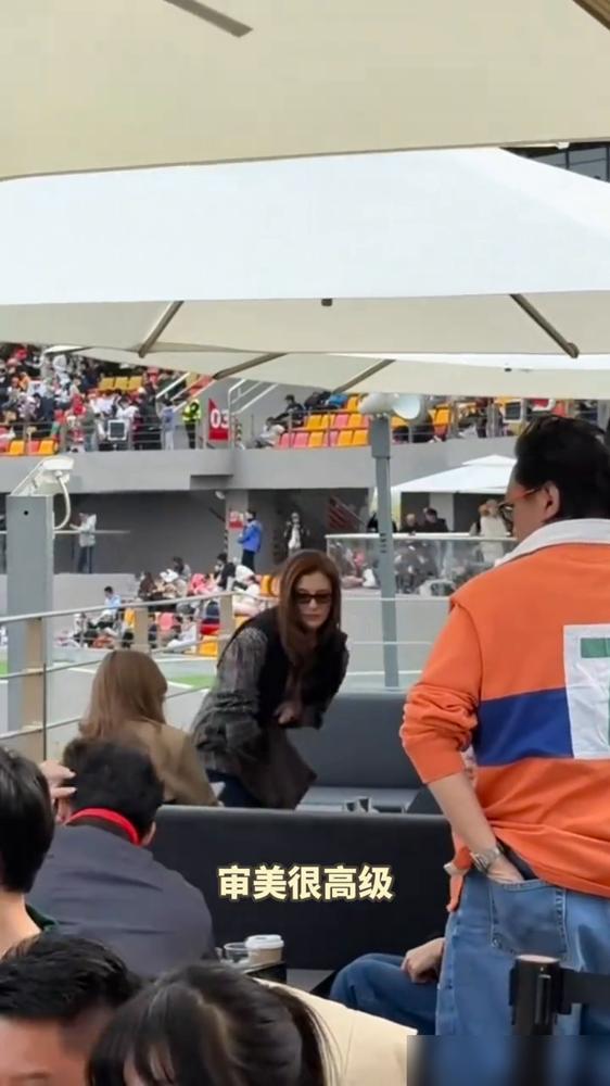 别再吹吴千语素颜了，能从全港群嘲的“捞女”，杀回百亿豪门，靠的真不是那张脸。