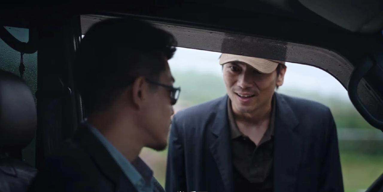 《利剑玫瑰》青皮逃跑之后，在便利店里电话联系上了飞哥，两人见面之后，飞哥给了他