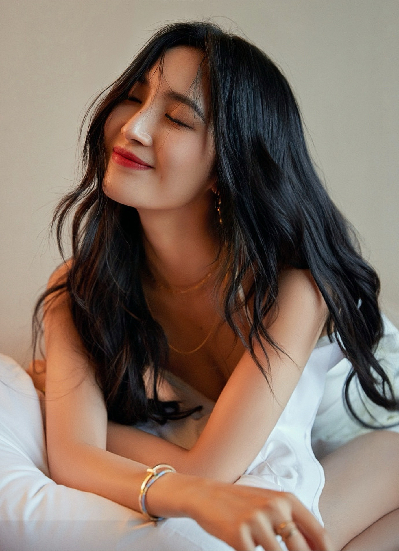 王紫璇，长发白色小短裙，优越的大长腿。王紫璇