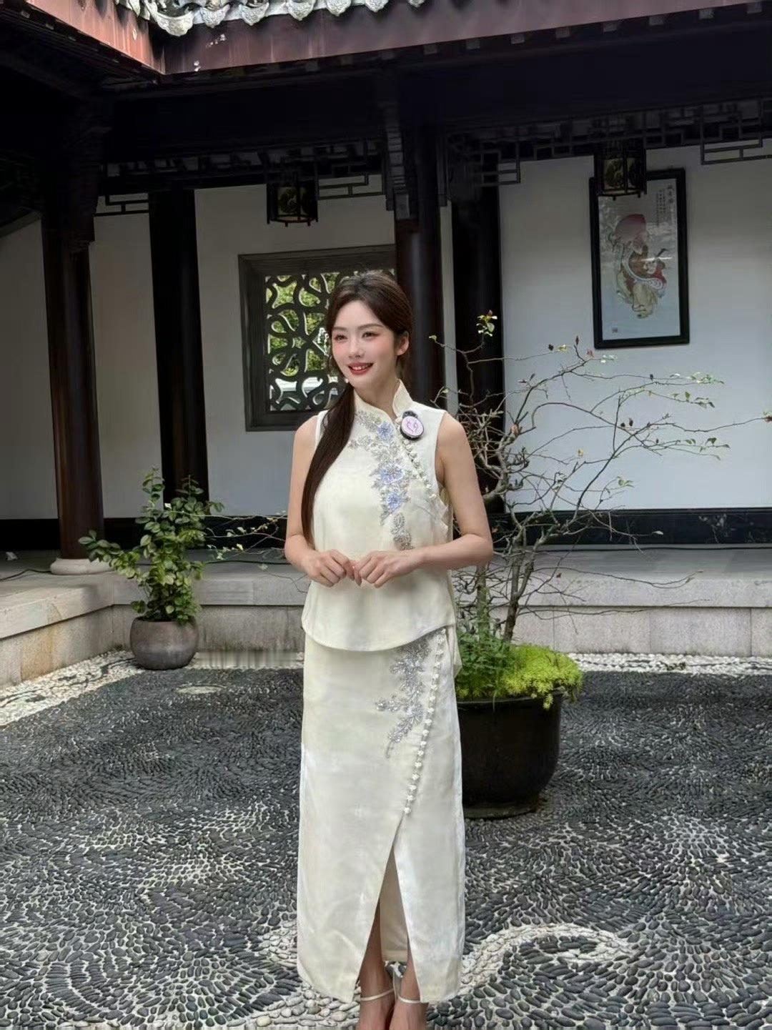 蔡文静把米白色穿得好权威米白色在蔡文静身上竟穿出了“权威感”！旗袍勾勒出的不是