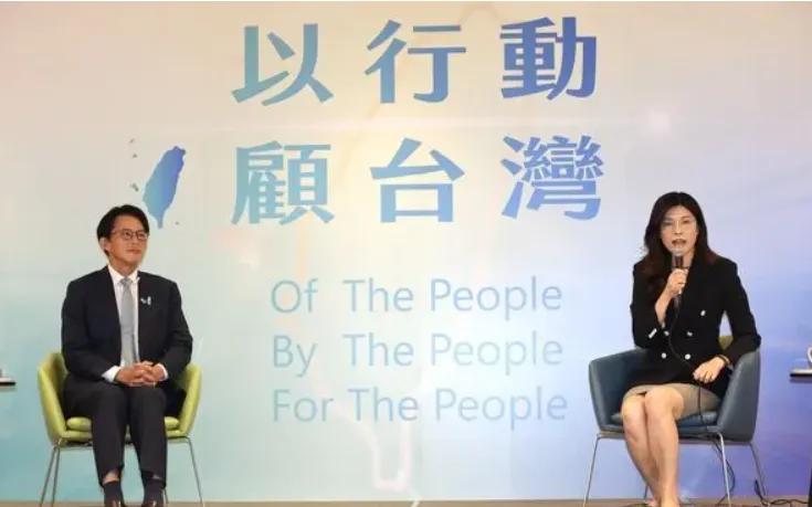 蓝白终于见面。在立法机构的合作，经过这一年的磨合，其实已经基本成熟了。黄国昌