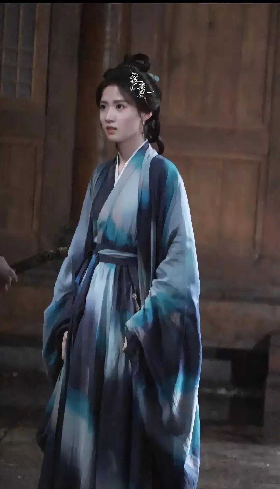 卢昱晓新剧路透一出来我就皱眉。她穿着和《云之羽》同款飘逸白裙，头发也梳得一丝