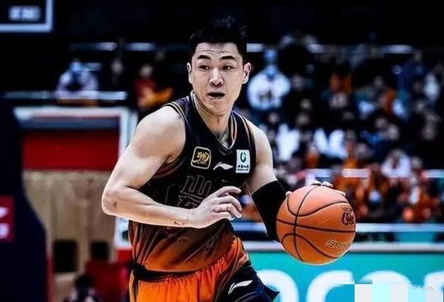 球迷评论太扎心：“老铁不上场，就是对球队最大的贡献。”山东男篮主场赢了实力雄