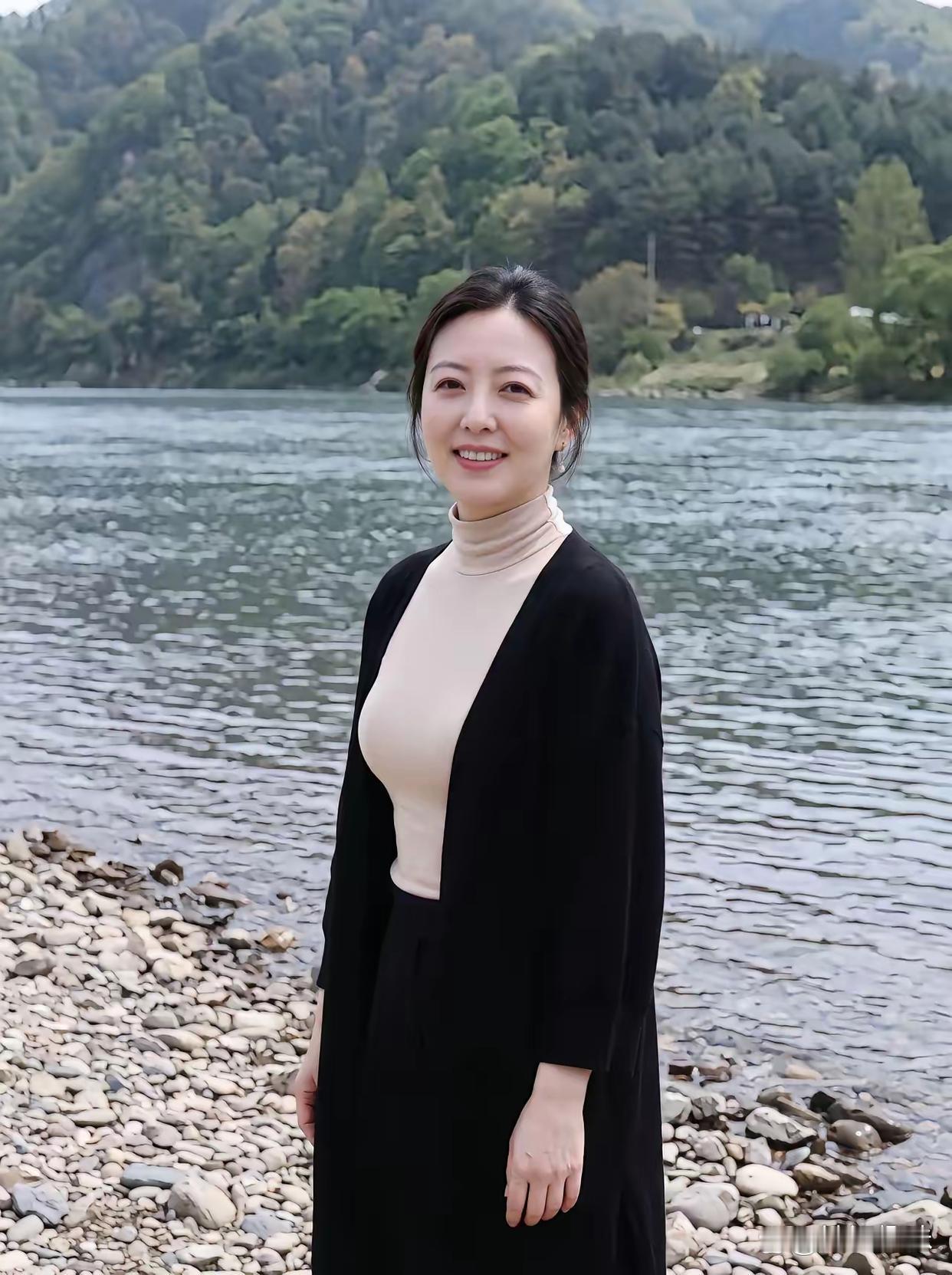 已经是做妈妈的年龄了，居然还这么好看！面容喜庆俊俏，乐观向阳，活力四射，饱满大