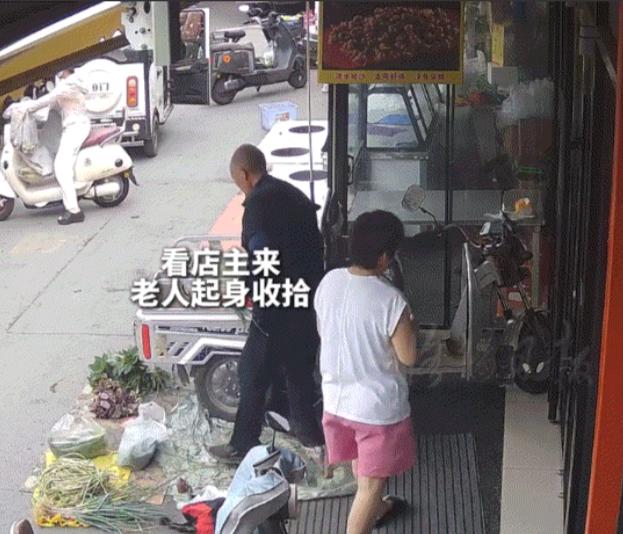 山东一位大爷在商铺门口临时摆摊卖菜，店主开门后并未驱赶。大爷十分自觉，当即收摊让