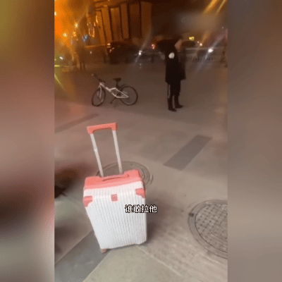 “长春站惊现恶徒！”12月31日傍晚，长春火车站出站口人潮涌动，刚下火车的