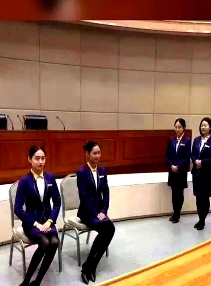 家人们！考公真没网上吹得那么香！我一个发小毕业那会儿被大厂offer砸懵