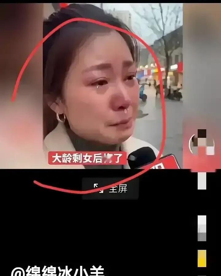 35岁女博主月入三万却月月光，去闺蜜家蹭顿饭回来直接坐车里哭。镜头里人家老公炒