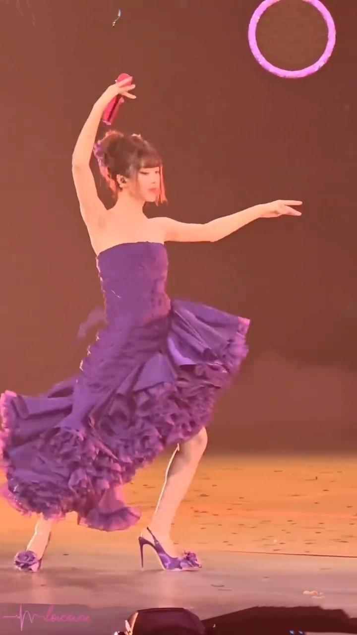 赵露思，舞姿优美，完全是美神降临！[赞][赞]娱