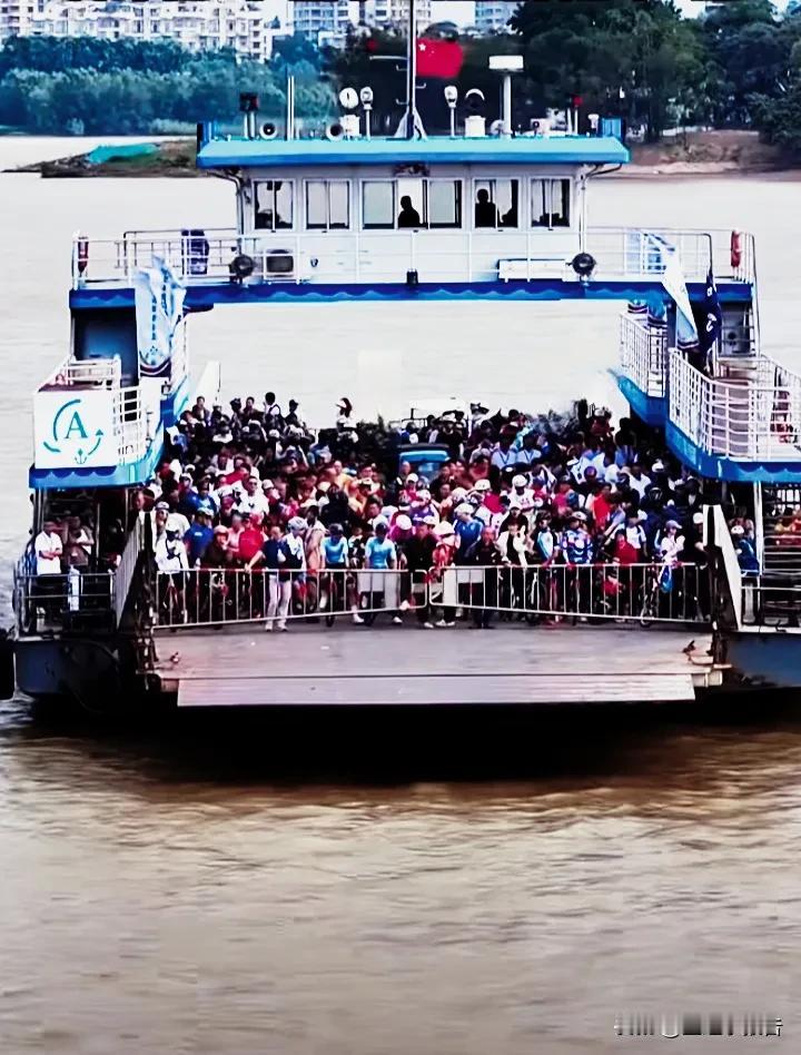 长江轮渡企业面临转型困境。在过去漫长的时期，轮渡是长江两岸