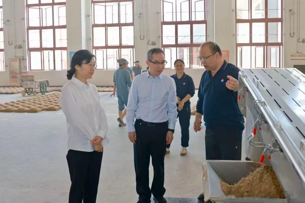 茅台董事长陈华、总经理王莉调研茅台酒安全生产。王莉总完成学习，回到工作岗位了。