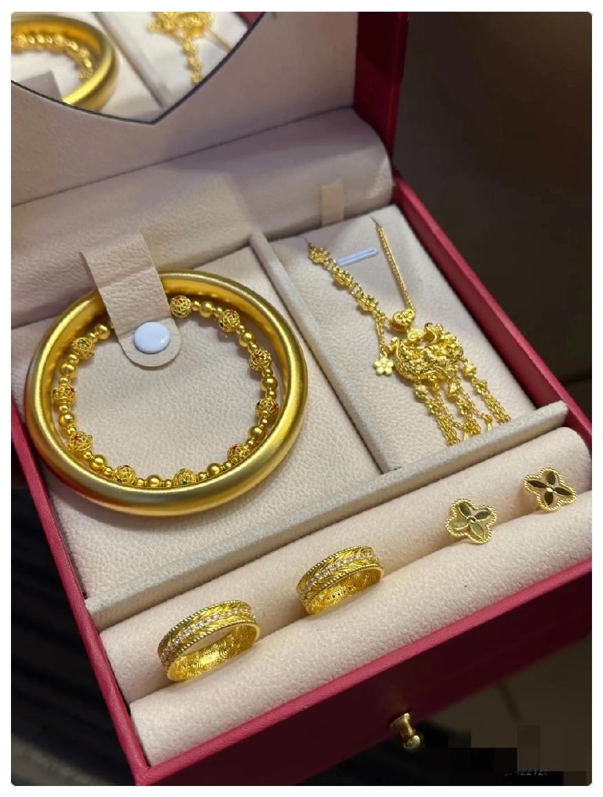 2月24日黄金已经完全不住了！一只100克的黄金手镯，随随便便要卖到16