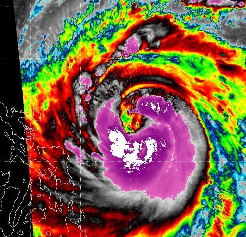 台风凤凰爆发增强中，正在构筑风眼今晚台风风凰底层构建基本完毕，但仍需要巩固增厚