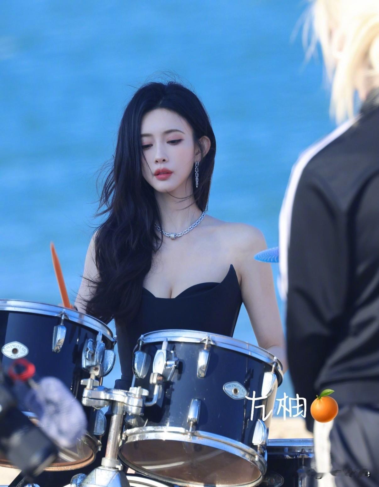 12月30日，孟子义身穿黑色抹胸包臀裙海边打架子鼓，李昀锐身穿白色套装参加户外商