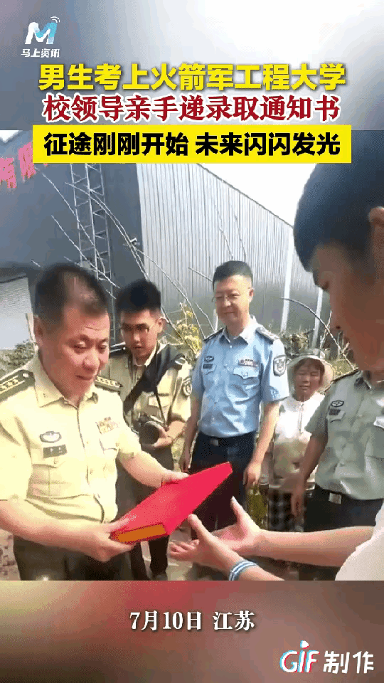 “祖坟冒青烟了！”江苏，一位中年妇女正在家里做饭，突然有人敲门，她起初以为是邻居