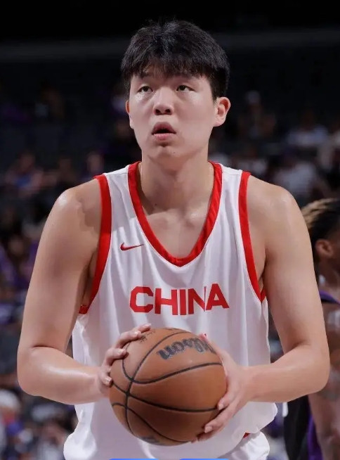 对于杨瀚森的性格我开始有一种非常奇怪的感觉。就是杨瀚森的性格是那种对我来说非常