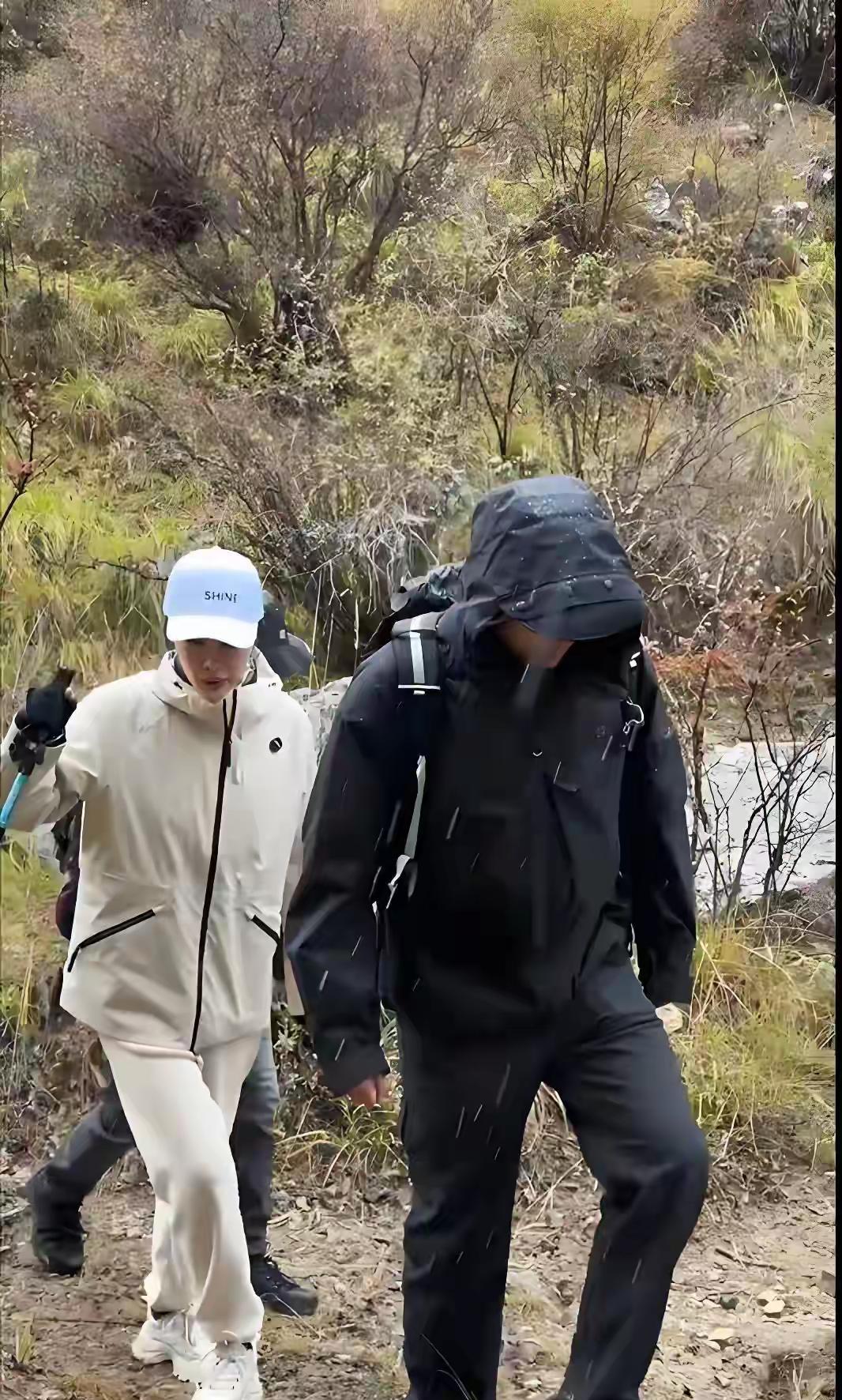 直接炸了！胡歌这回是真不把自己当外人，跟着田朴珺爬海拔4200米的财神山，大口